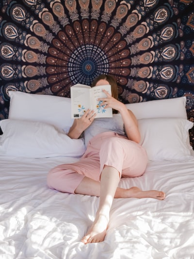 躺在床上看书的女人